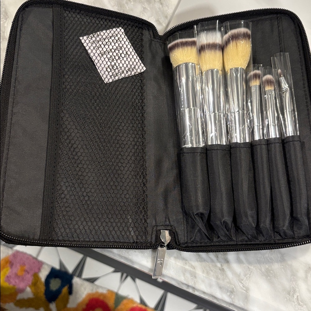 NEW "It" 6-piece Make-up Brush Set - Picture 4 of 5